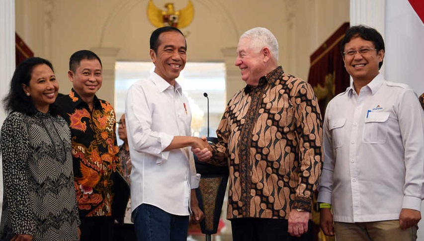 Presiden Joko Widodo (tengah) berjabat tangan dengan CEO Freeport McMoRan Richard Adkerson (kedua kanan) disaksikan Menteri BUMN Rini Soemarno (kiri), Menteri ESDM Ignasius Jonan (kedua kiri) dan Direktur Utama PT Indonesia Asahan Alumunium (Inalum) Budi Gunadi Sadikin seusai memberikan keterangan terkait pelunasan divestasi PT Freeport Indonesia di Istana Merdeka, Jakarta, Jumat (21/12/2018).